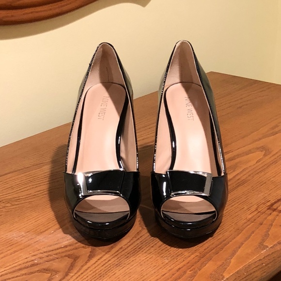 Dress Patent leather shoes, size 9 - Picture 1 of 4